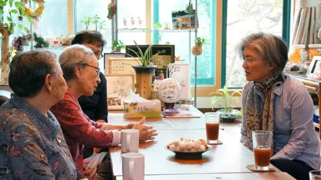 지난해 10월 강경화 외교장관이 '평화의 우리집'과 나눔의 집'을 방문해 위안부 피해 할머니들을 만났다