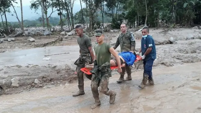 Casas destruidas, piedras en las calles junto con árboles y postes de luz derribados. Así quedó el municipio colombiano de Mocoa después del deslave de la medianoche del viernes.