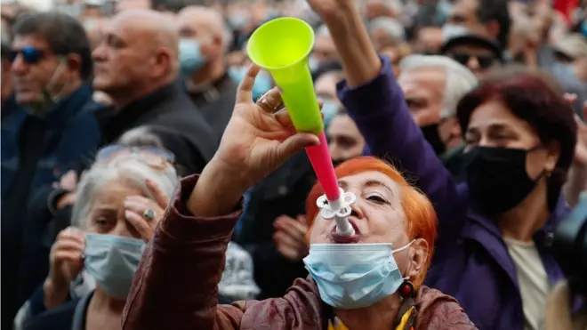 Демонстранты у здания парламента в Тбилиси 1 ноября