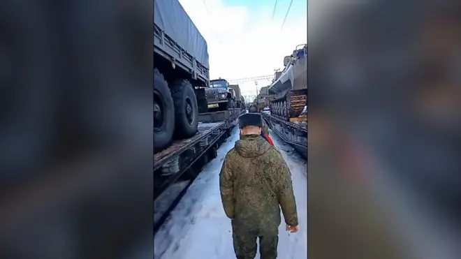 مقاطع فيديو لمعدات عسكرية روسية وهي تتحرك بالقرب من الحدود مع أوكرانيا