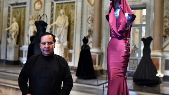 Алайя шив сукні, які підкреслювали жіночу фігуру