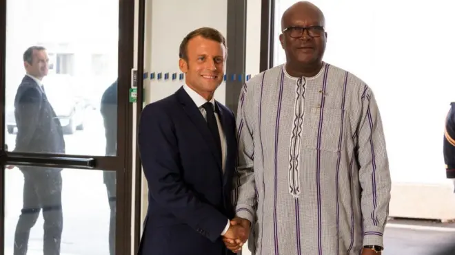Roch Marc Christian Kaboré (à droite) avec Emmanuel Macron dont le pays accueille le sommet du G7.