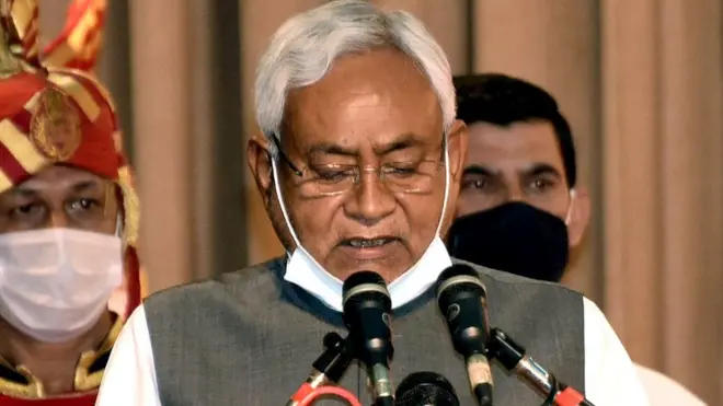 सातवीं बार मुख्यमंत्री पद की शपथ लेते नीतीश कुमार