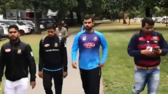 శుక్రవారం అల్ నూర్ మసీదుపై కాల్పుల నుంచి తప్పించుకొని హాగ్లే పార్క్ గుండా వెళ్తున్న బంగ్లాదేశ్ క్రికెట్ జట్టు