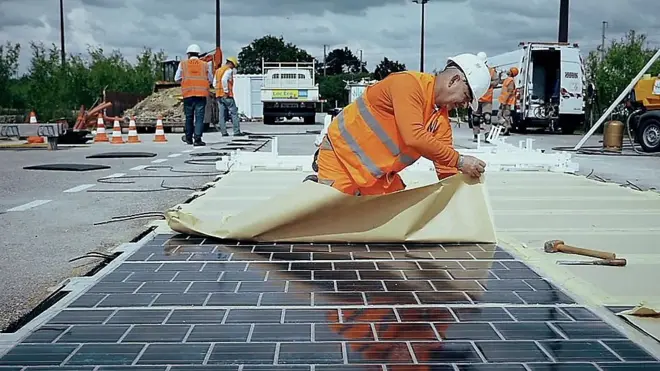 طريق من الألواح الشمسية