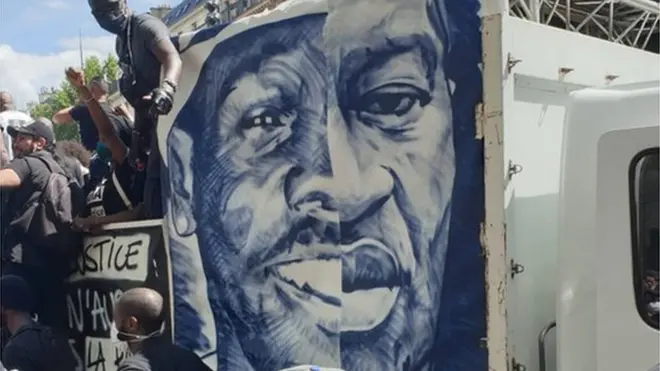La moitié du visage de George Floyd apparaît lors d'un rassemblement à Paris