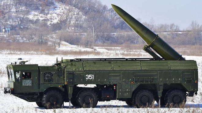 Поки що Росія лякає ворогів "Іскандерами", дальність яких не перевищує 500 км. Проте в НАТО вважають, що в Росії вже є ракета з більшою дальністю, яка порушує радянсько-американські договори