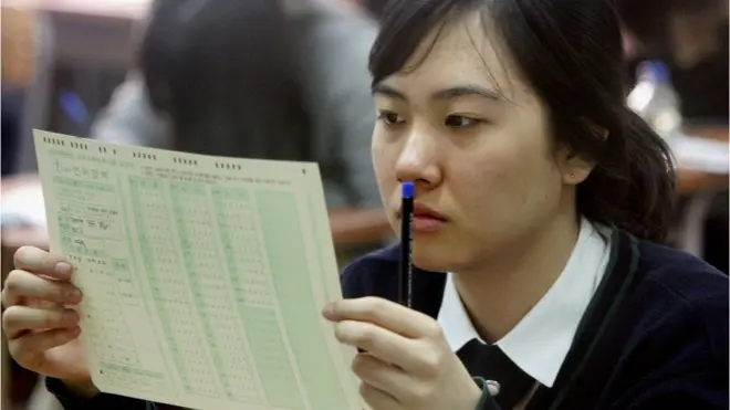 한국에서 가장 대표적인 수능 금지곡으로는 샤이니의 링딩동, 마미손의 소년점프, 상어 가족 등이 있다