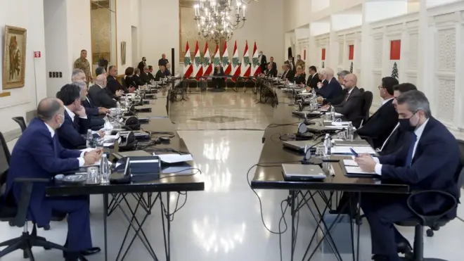 الاجتماع الأول للرئيس اللبناني ميشيل عون بحكومة ميقاتي