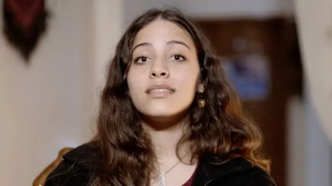 جنه تمیمی بر صندلی نشسته