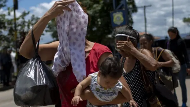 فنزويليون يعبرون الحدود إلى البرازيل