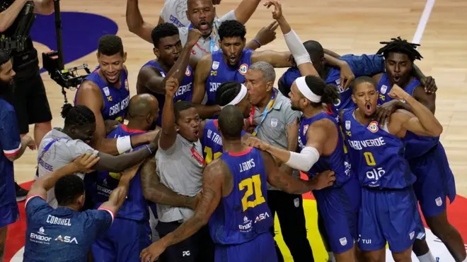 Reprezentativaci Zelenortskih Ostrva proslavljaju prvu pobedu na Svetskim prvenstvima, nakon utakmice sa Venecuelom