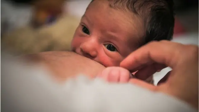 తల్లిపాలు తాగుతున్న అప్పుడే పుట్టిన పసిబిడ్డ