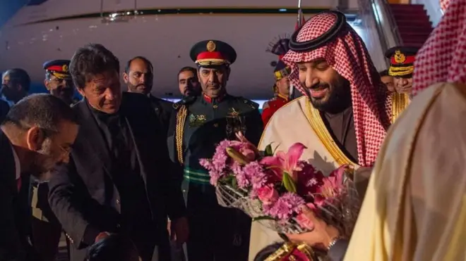 لومړي وزیر عمران خان په نور خان هوایي ډګر شهزاده محمد بن سلمان ته هرکلی ووایه