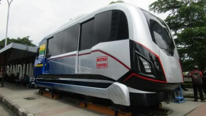 'Kapsul' LRT yang dipajang di alun-alun Kota Bandung merupakan purwarupa LRT tipe Metro Kapsul karya konsorsium lima perusahaan dalam negeri.