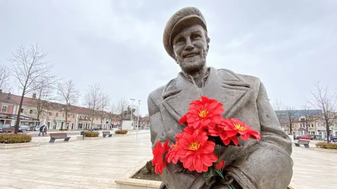 Borbu simbolizuje i spomenik partizanskom narodnom heroju iz Drugog svetskog rata Ljubi Čupiću na centralnom nikšićkom trgu. Čupić je zapamćen po hrabrom osmehu na streljanju