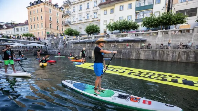 Протести су се одржавали и у кориту реке Љубљанице која протиче кроз центар главног града Словеније