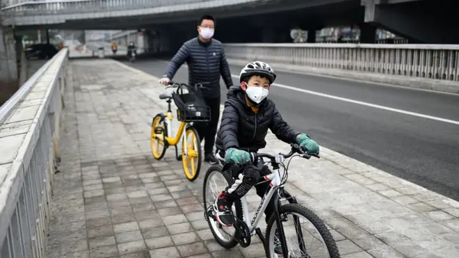 Niño en bicicleta