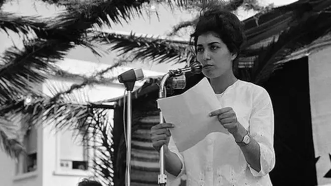 جميلة بوباشا في اجتماع قبل أربعة أيام من الاستفتاء حول استقلال الجزائر في شهر يونيو 1962 في العاصمة الجزائر.