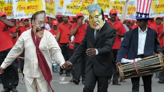 "එක්සත් ජාතික පක්ෂය දින්නත්, පොදුජන පෙරමුණ දින්නත් රටේ වෙනසක් වෙනවද? කිසිම වෙනසක් වෙන්නේ නැහැ, ඒදෙගොල්ලන්ම එකයි"