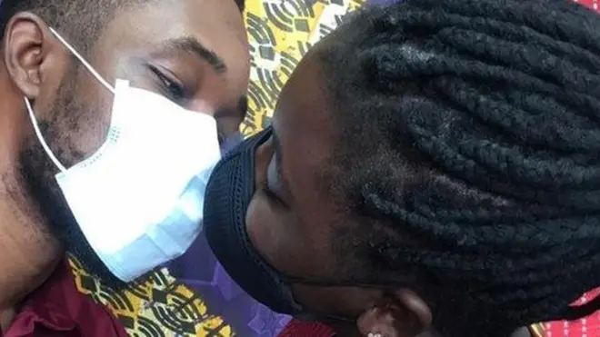 Two pipo kissing with mask