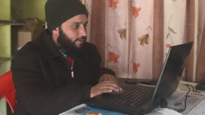 प्रतिबंधित इंटरनेट से मुनीब जैसे घाटी के कई पत्रकारों का रोज़गार प्रभावित हुआ है