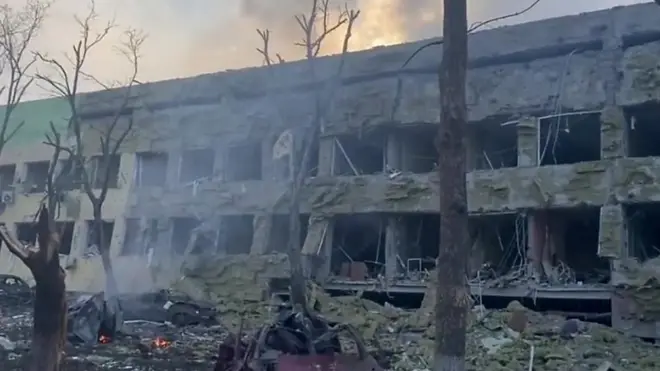قتل ثلاثة أشخاص بينهم طفل في غارة جوية روسية على مستشفى للأطفال والولادة في مدينة ماريوبول الساحلية في أوكرانيا.