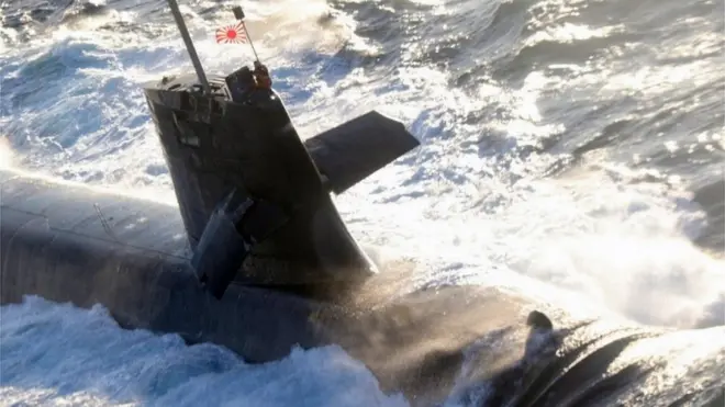 日本海上自衛隊蒼龍（Souryu）級潛艇上浮時與香港籍鐵礦石貨輪相撞