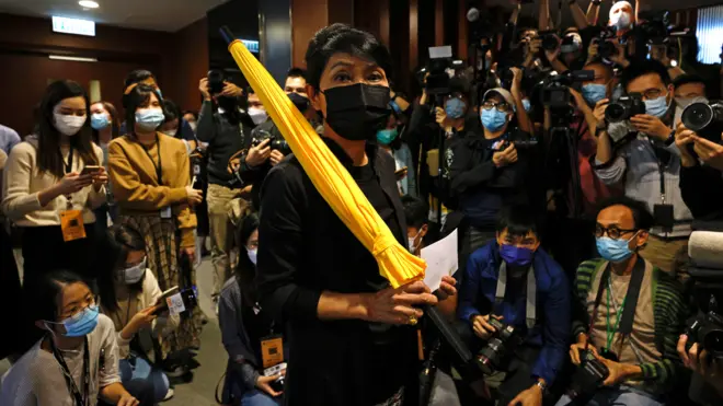 原香港立法会民主派议员毛孟静（中）展示其辞职信（12/11/2020）