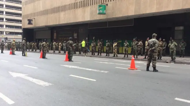 Wanajeshi wa MK nje ya makao makuu ya chama cha ANC