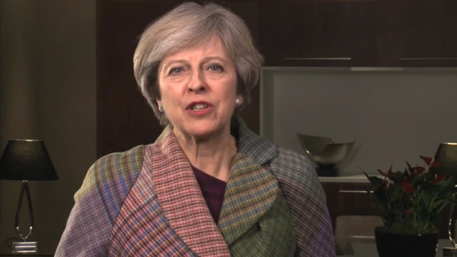 梅首相回顾了英中关系的近期发展，认为目前的两国关系"比以往任何时候都要紧密"。