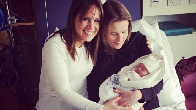 Melissa y Laura Mott con la bebé Laura Mott