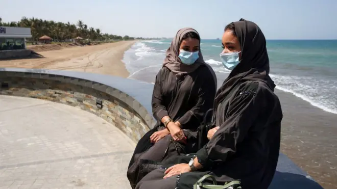 امرأتان من عمان في العاصمة مسقط أكتوبر/تشرين الأول 2020