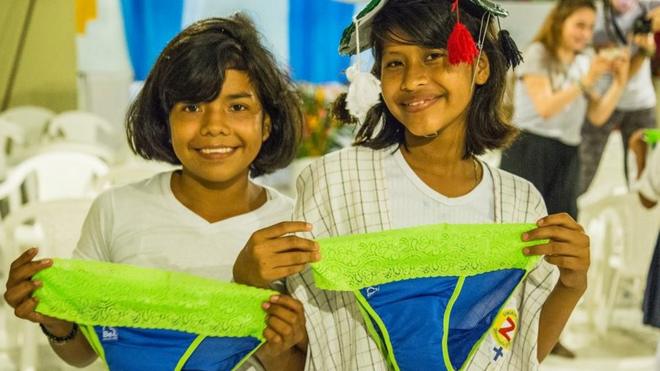 Además de distribuir los calzones Be Girl, Diana Sierra y Pablo Freund llevan a cabo talleres sobre menstruación con las niñas.