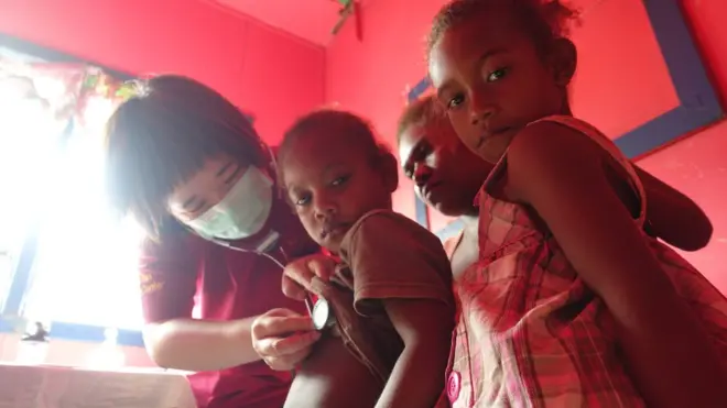 所罗门群岛除了中央医院外，各地离岛医疗资源极度缺乏，每次有台湾医生来行医，总会挤满人。