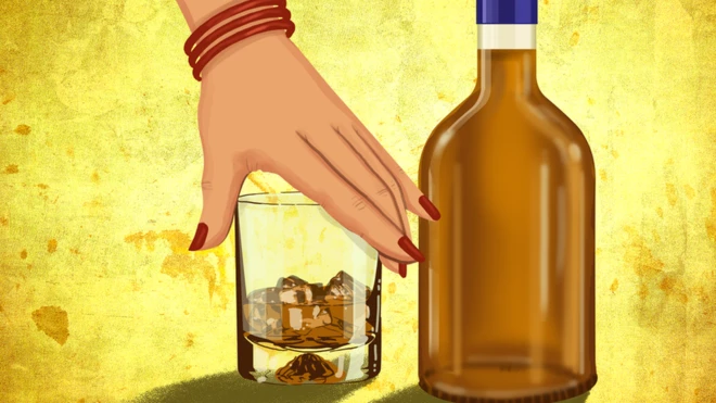 મહિલાના હાથમાં દારૂના ગ્લાસની તસવીર