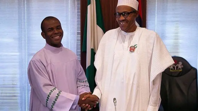 File foto: President Muhammadu Buhari and Rev. Fr. Mbaka in the Statehouse, Abuja, for December 2015 afta di Catholic priest endorse di Nigerian leader to win election against Goodluck Jonathan.