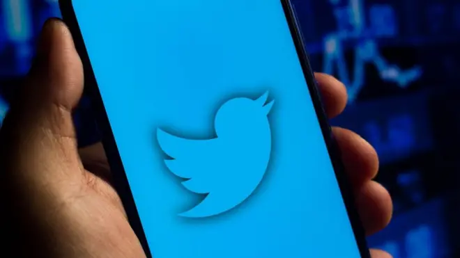 Dans cette photo d'illustration, le logo Twitter est affiché sur un smartphone