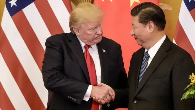 Presiden AS Donald Trump bersalaman dengan Presiden Cina, Xi Jinping, di Beijing, November 2017 lalu.