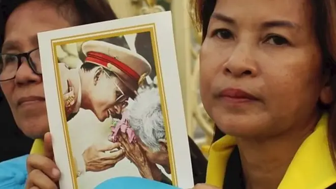 Namoonni sirna kanarratti hirmaachuuf guutuu Taayilaand irraa kan dhufan yoo ta'u, suuraa mootiisaanii durii qabachuun daandiirra bulaa sirna kana eeggachaa turani