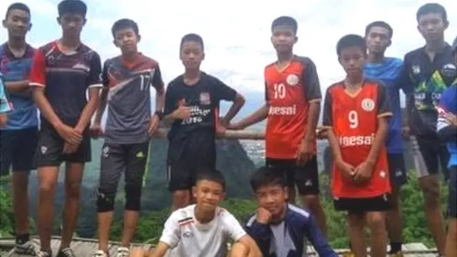 अपने कोच के साथ खड़े सभी बच्चे