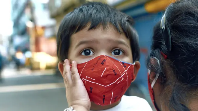 मास्क में बच्चा