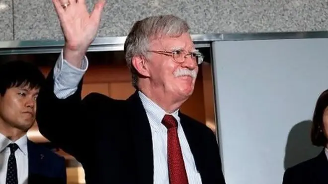 24일 강경화 외교장관과의 회동을 마친 볼턴 보좌관이 외교부를 나서며 손을 흔들고 있다