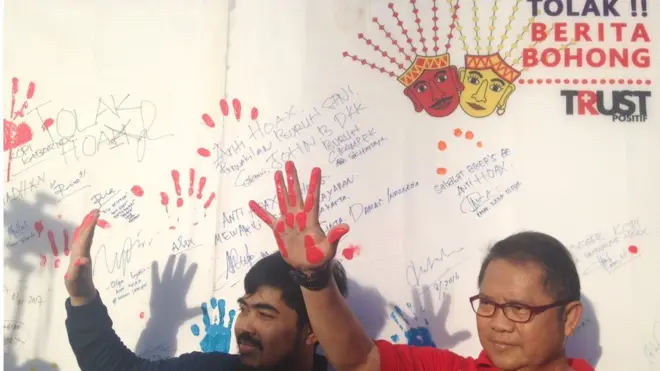 Menkominfo Rudiantara (kanan) dan Septiaji Eko Nugroho selaku pendiri komunitas Masyarakat Indonesia Anti Hoax, dalam deklarasi masyarakat anti-hoax, pada Minggu (08/01).