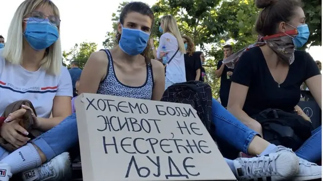 Žene sa transprentom na kome piše "Hoću bolji život, a ne nesrećne ljude"