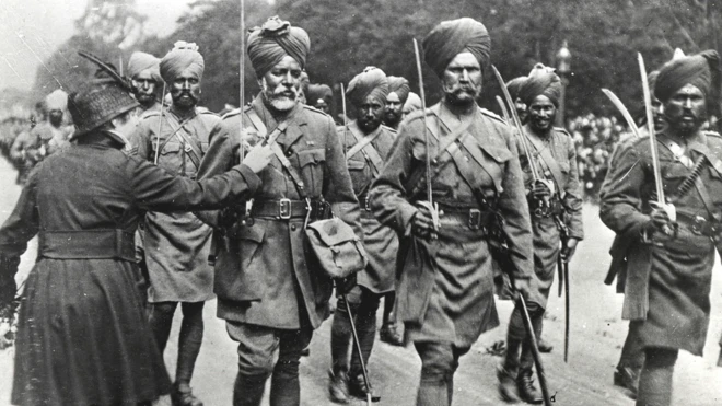 پہلی جنگ عظیم میں حصہ لینے والے برٹش انڈین آرمی کے ھندوستانی سپاہی 1916 میں پیرس میں مارچ کرتے ہوئے