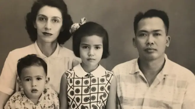 Keluarga Budiardjo ketika masih tinggal di Jakarta: Anto, Carmel, Tari dan Budiardjo.