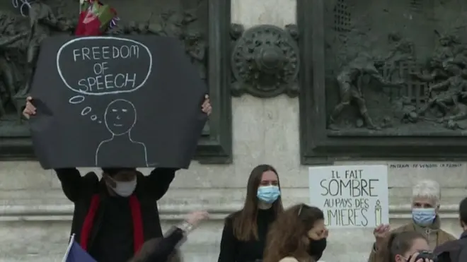 محتجون على حادث ذبح المعلم الفرنسي