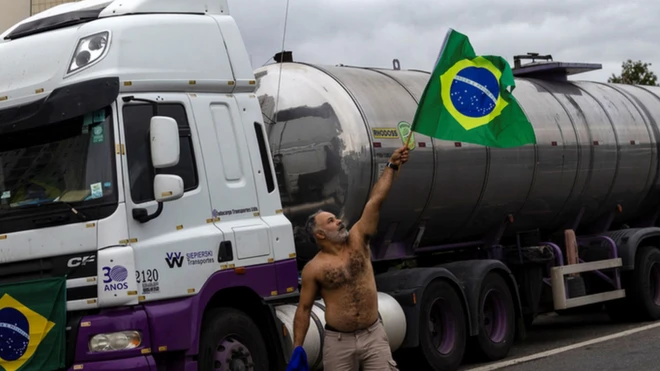 Los seguidores de Bolsonaro han cortado centenares de carreteras en todo Brasil.