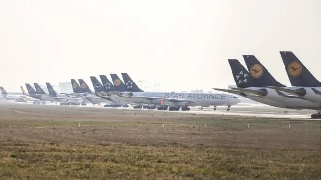 खाली खड़े विमान